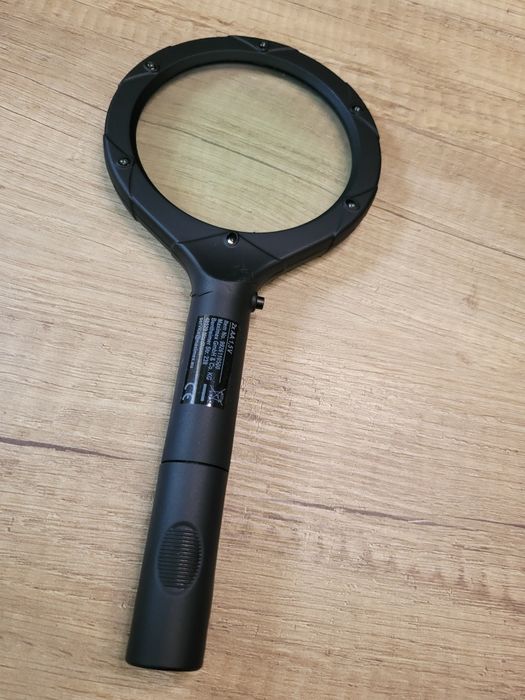 Lupa z diodami na baterie