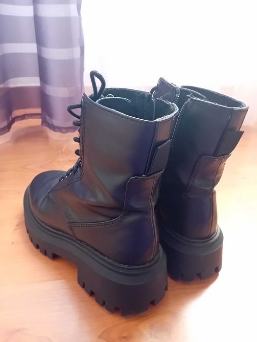 Botas estilo militar pretas  Stradivarius