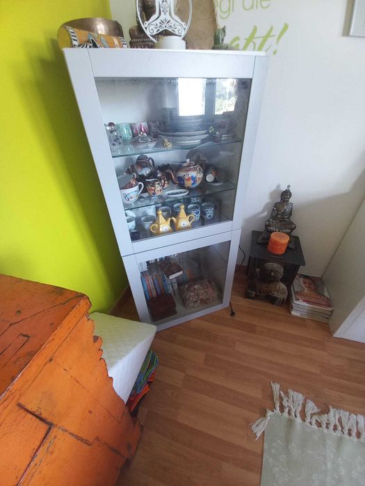 Viitrine branca com portas e prateleiras em vidro