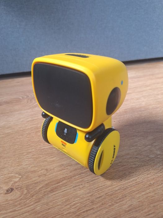 Інтерактивний AT-Robot з голосовим керуванням, озвучений українською