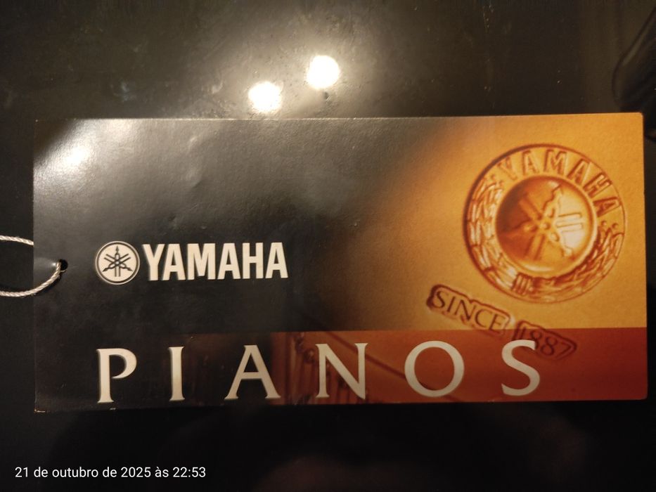 Piano vertical acústico Yamaha U3S branco polido - nível profissional