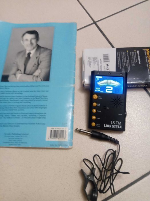 Metrónomo musical e livro flauta