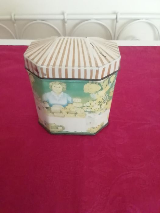 Lata inglesa, antiga, vazia