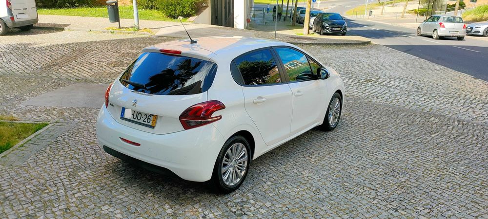 Peugeot 208 1.2 Pure Tech / Versão Style