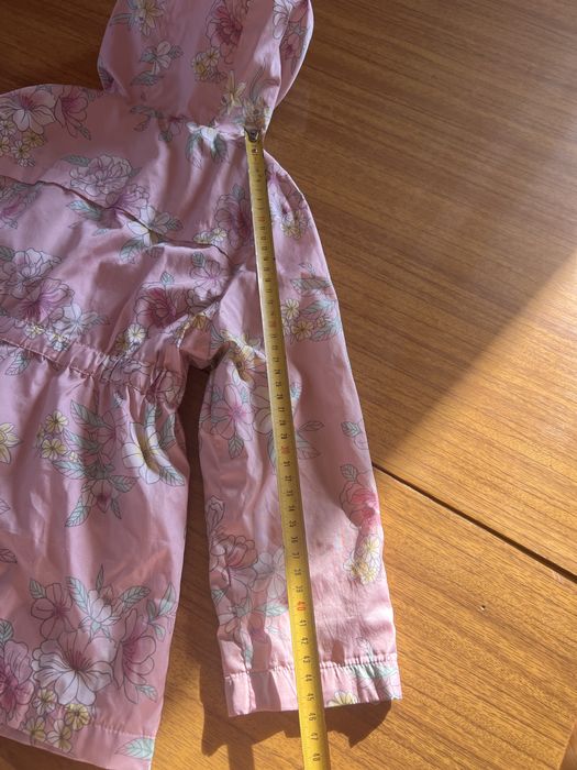 Гарна ветровка для дівчинки