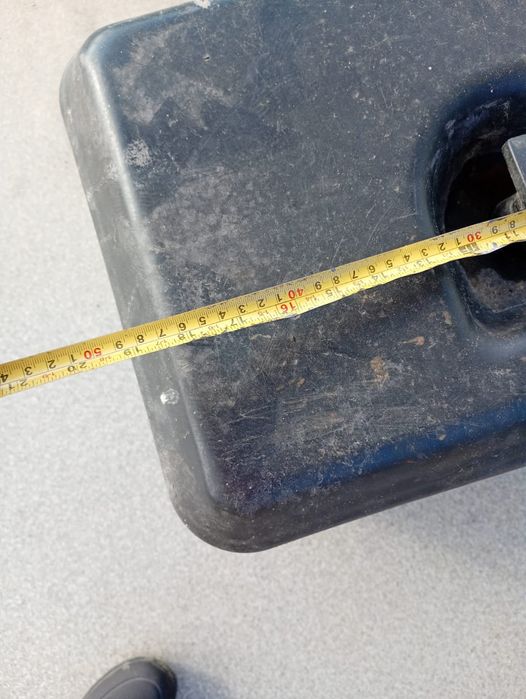 Solidny kufer plastikowy zamykany na zamek