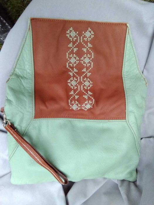 Torebka haftowana na skórze