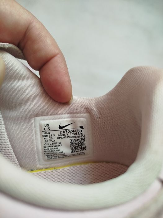 Оригінальні кросівки Nike Air Force в розмірі 37.5
