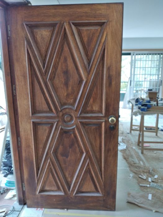Vendo duas portas exteriores macicas trabalhas por fora e por dentro