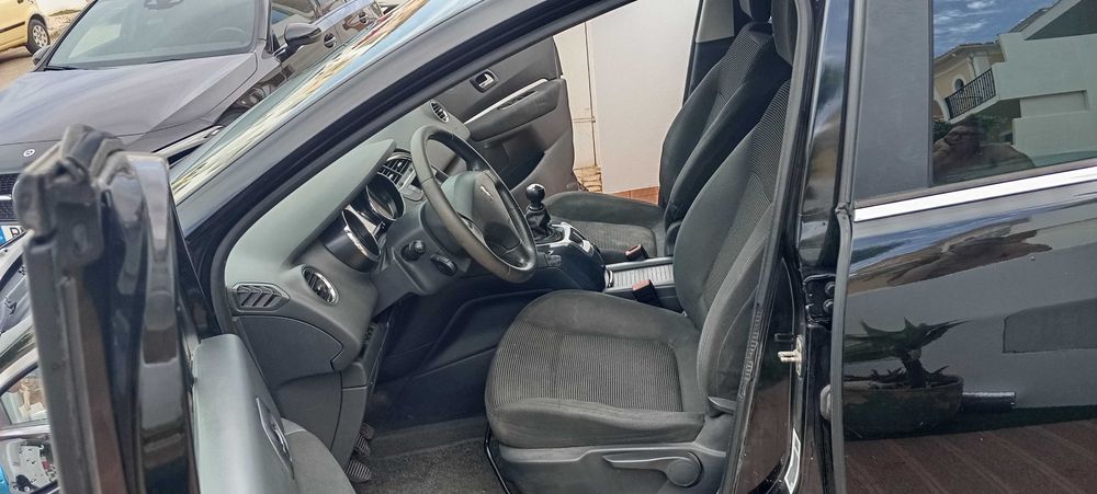 Peugeot 5008 1.6 HDi Allure, 7 lugares, 5 portas, 112 CV, de 2012 com 296422 km.