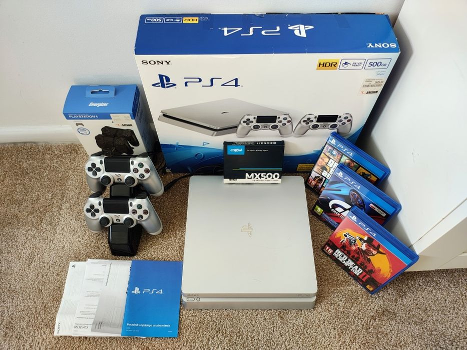 Konsola PS4 Slim srebrna, dysk SSD 1tb, 2 pady, 3 gry + ładowarka Energizer