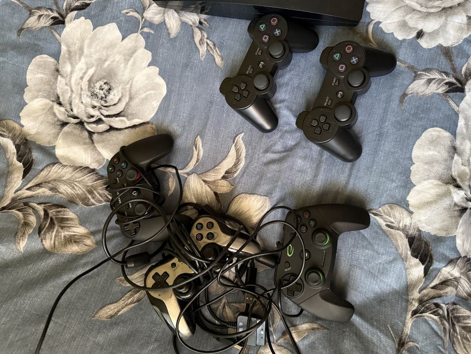 Konsola Ps3, 5 padów i 6 gier