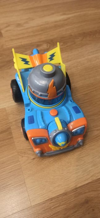 Samochód SuperZings z wirującą kabiną