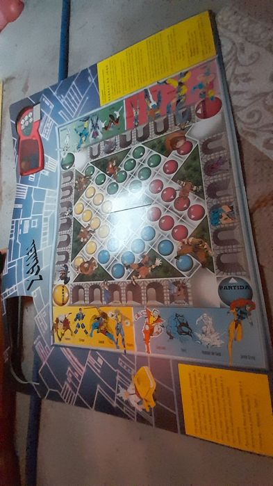 Livro de jogos  gigante Marvel