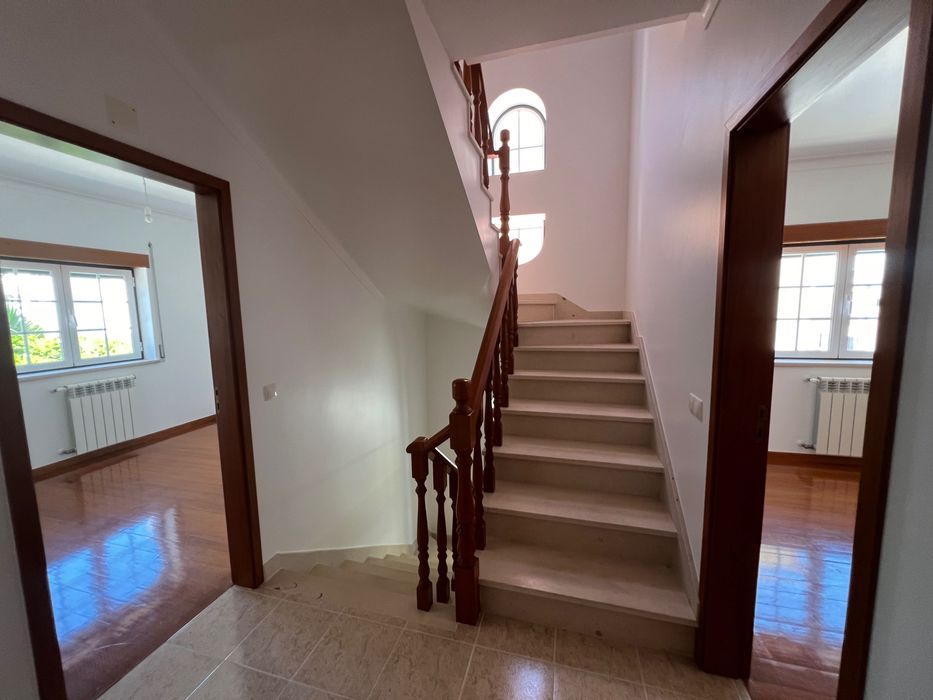 Moradia Geminada T5 em Salir do Porto com garagem ampla e terraço