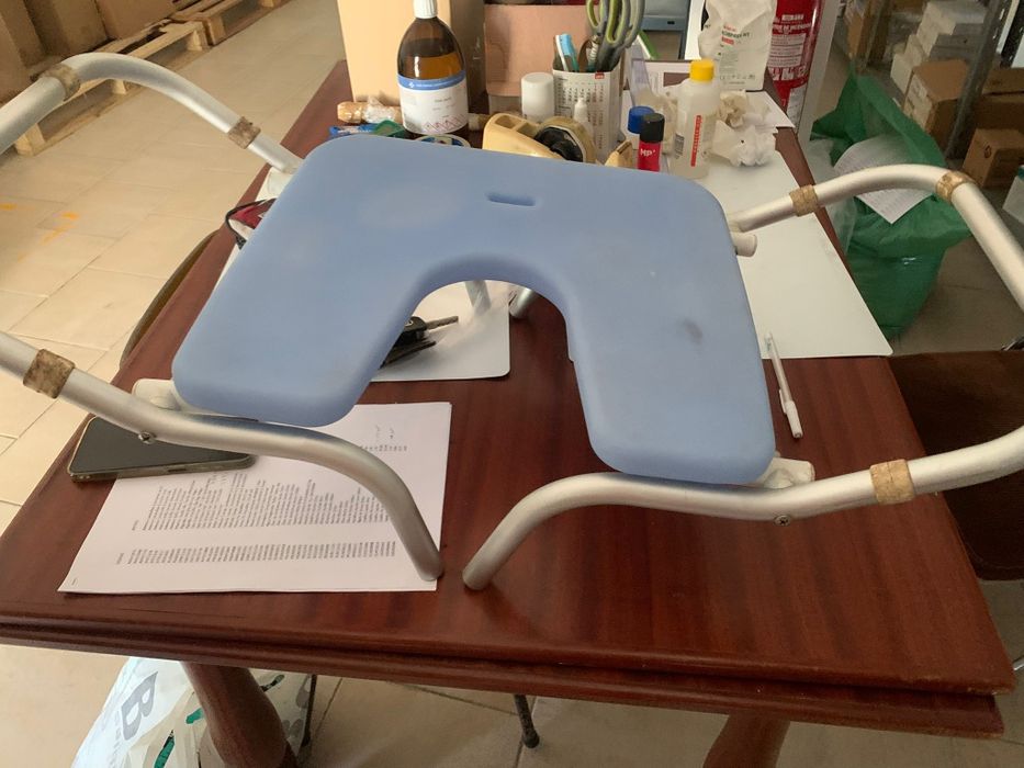 Banco banheiro, simples com pernas