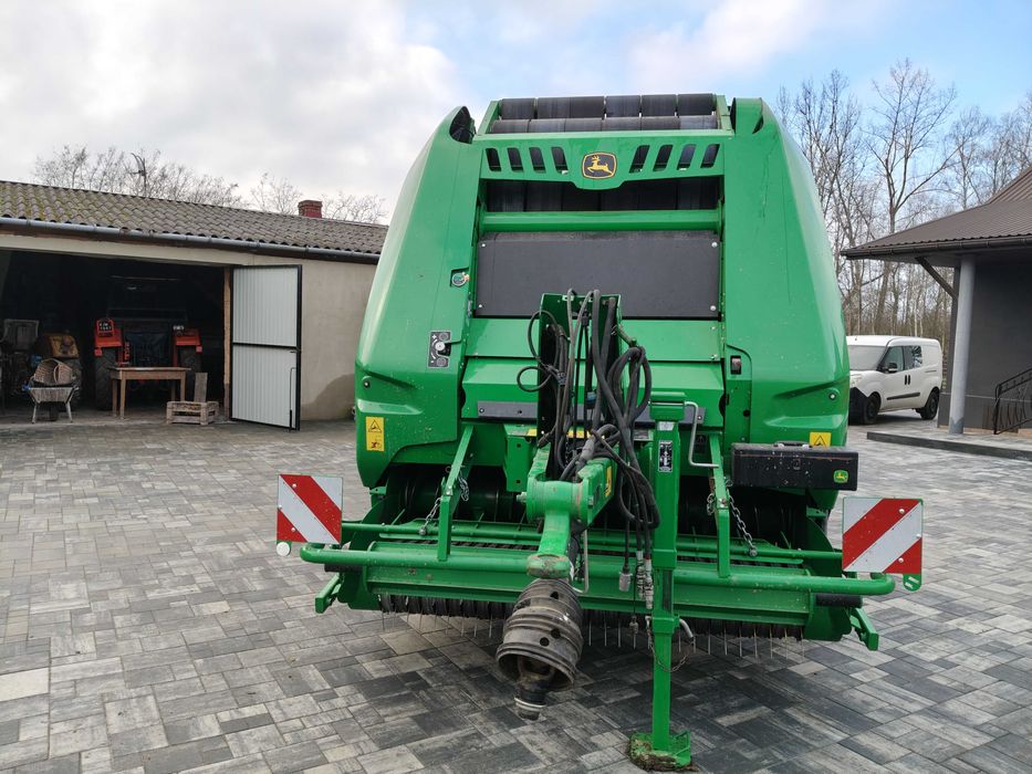 Prasa rolująca belująca do balotów John Deere V451M