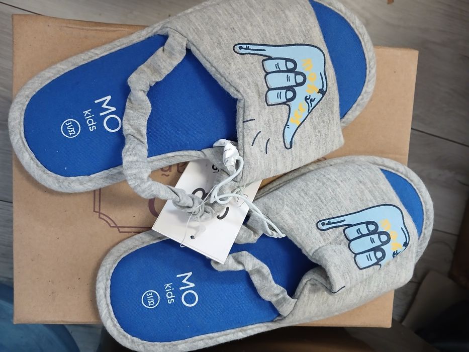 Vários pares de chinelos