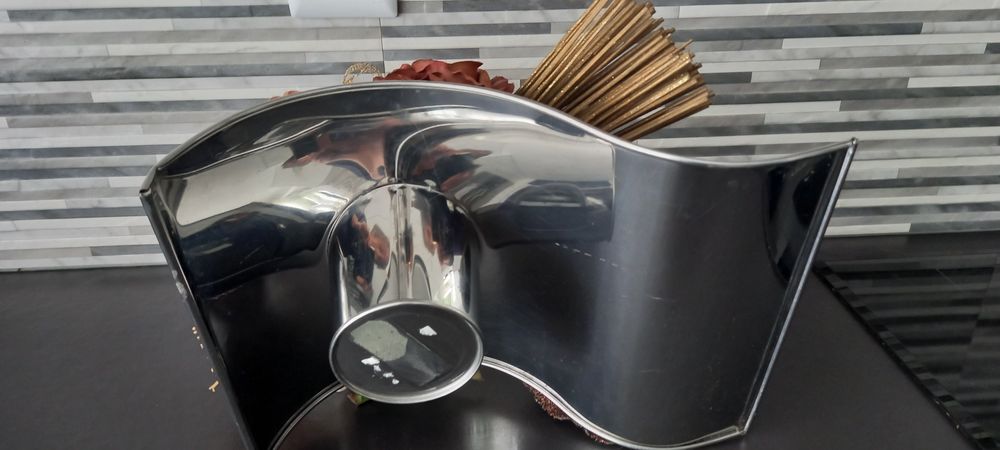 Peça decorativa com flores artificiais