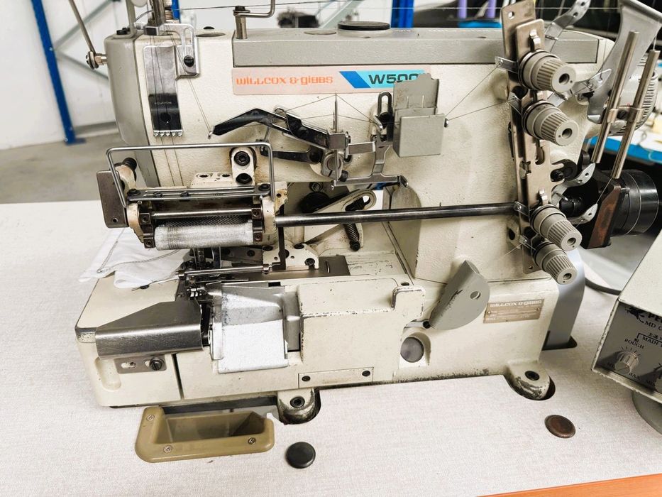 Máquina costura de aplicação para meter elástico nas cuecas