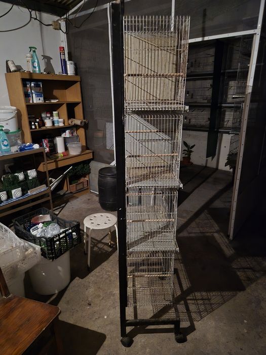 Vendo suporte com rodas para viveiros