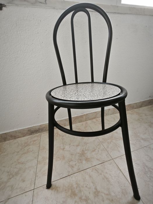 Mesa Com Tampo em Pedra e 2 Cadeiras