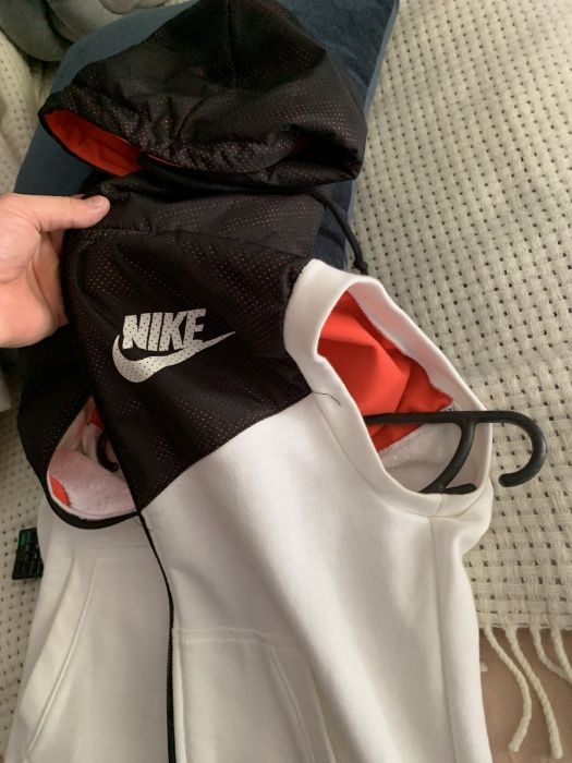 Кофта безрукавка NIKE абсолютно нова! куплена в Австралїї! розмір - S