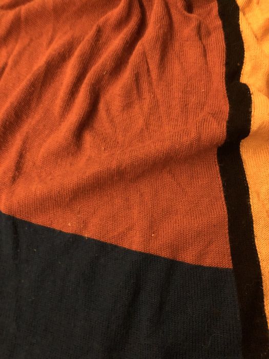 Camisola de varias cores a frente, atrás lisa , gola caida