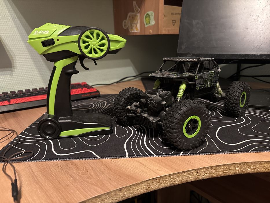 Продаю машинку на радіоуправлінні