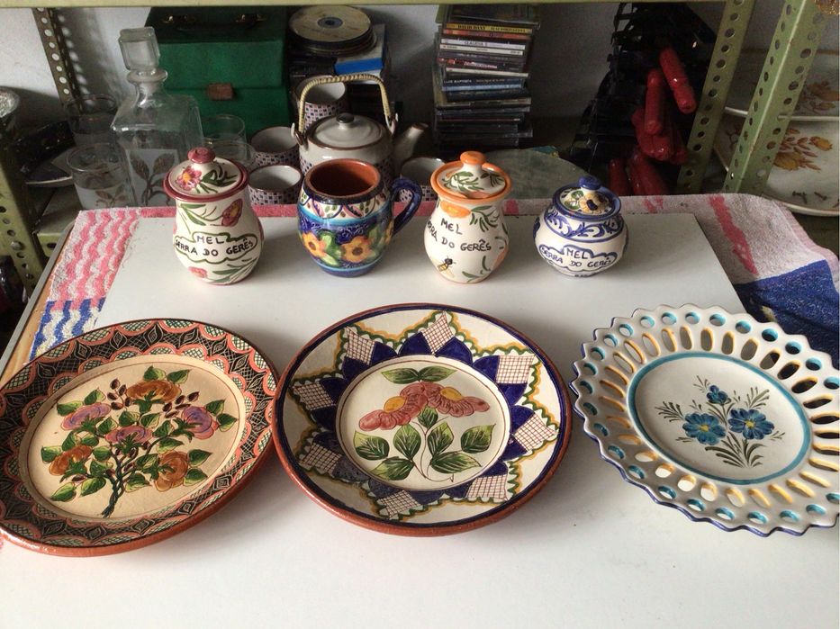 3 pratos rusticos e 4 potes de mel rusticos em ceramica portuguesa