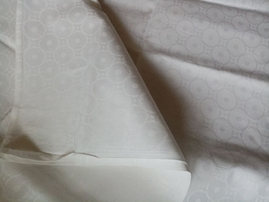 Biały obrus z delikatnym wzorem