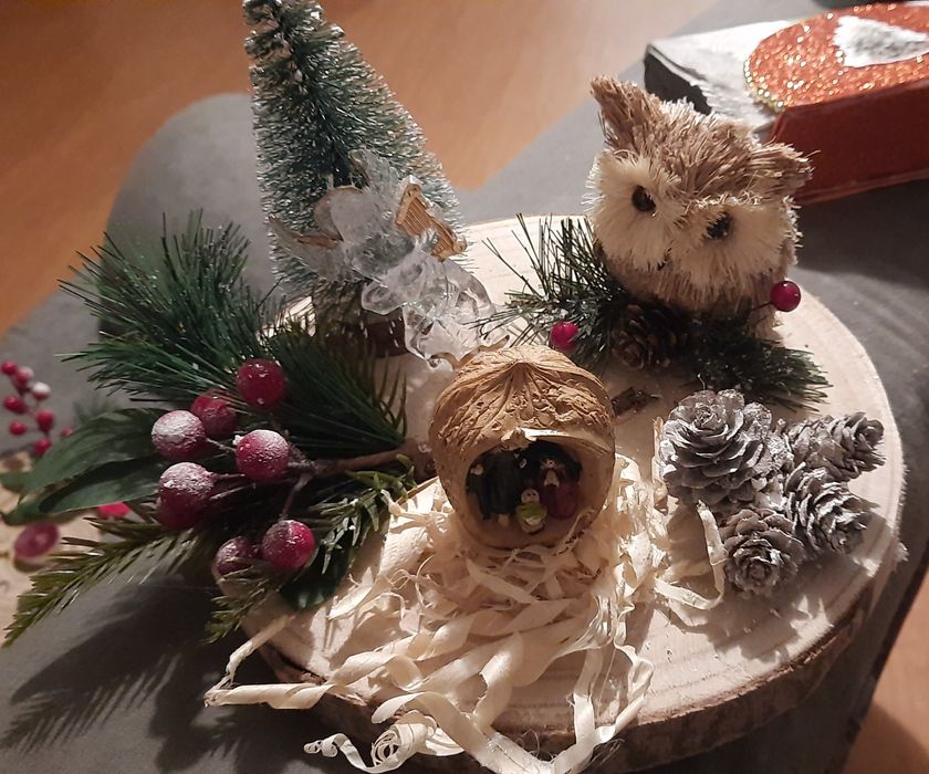 Vendo arranjo de Natal com presépio