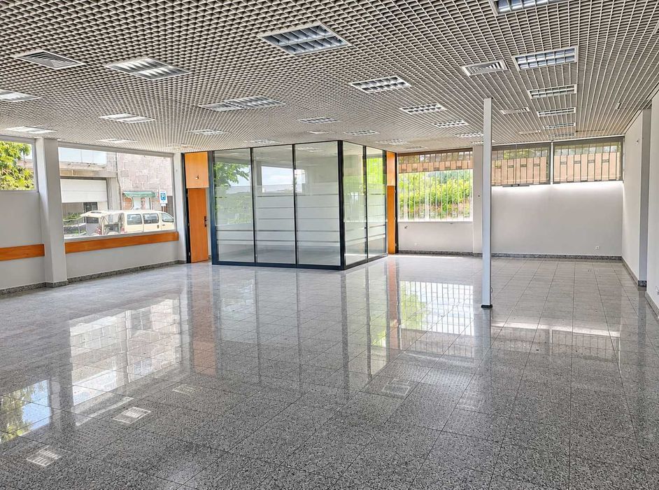 Prédio para Serviços e Comércio com 381 m² de Área - Excelente Localização em Carrazeda de Ansiães