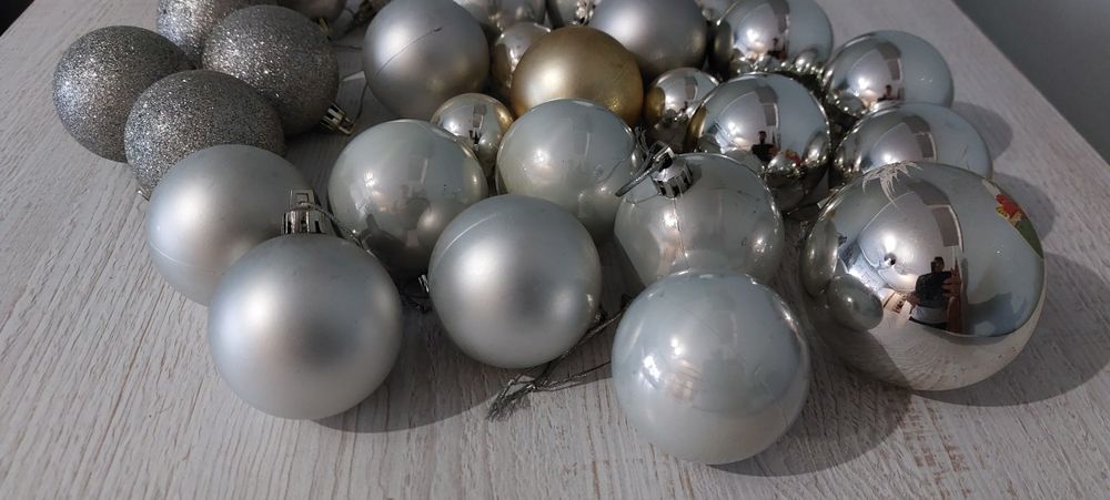 Bombki choinkowe srebrne różne wielkości Świata Bożego Narodzenia