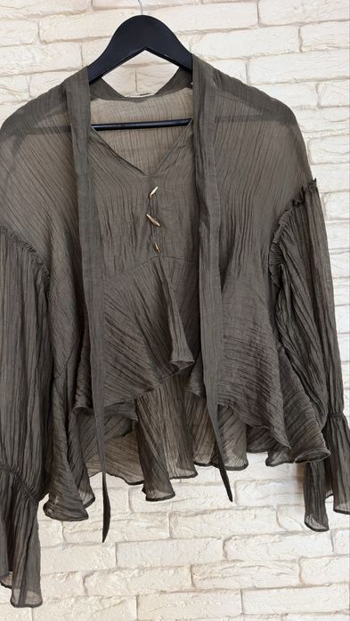 Блуза в кольорі хакі.