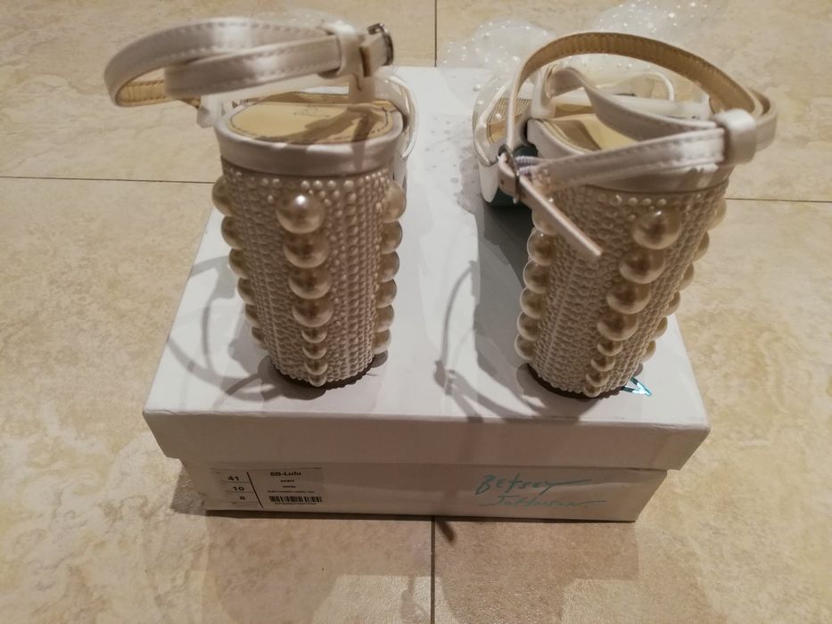 Sandały na obcasie Betsey Johnson