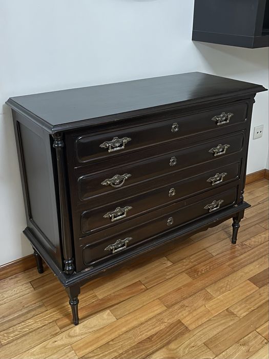 Mobília de quarto (cama, armário, cómoda, espelho, duas mesinhas)