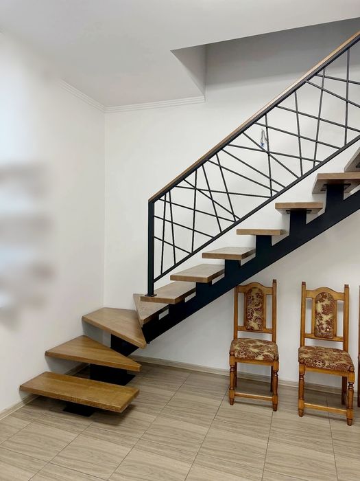 Schody na konstrukcji metalowej