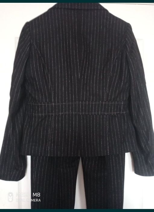 Сучасний класичний брючний костюм.