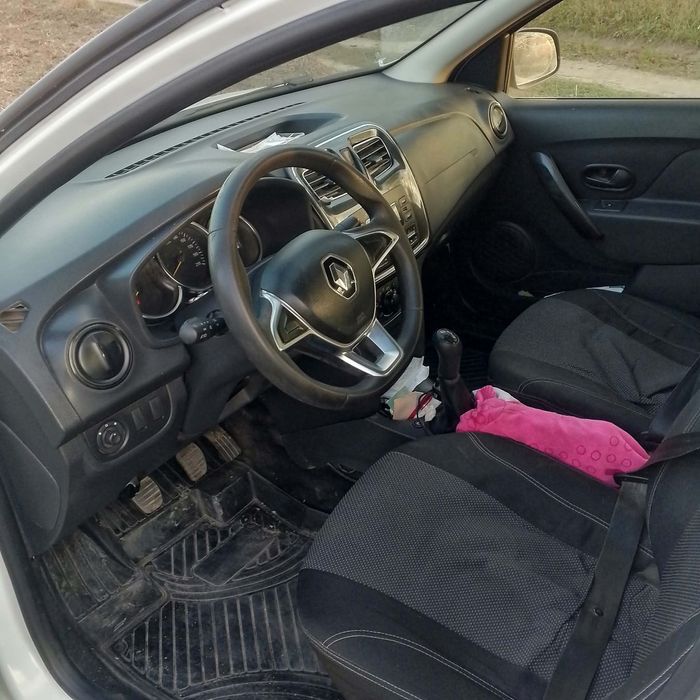 Renault logan біла