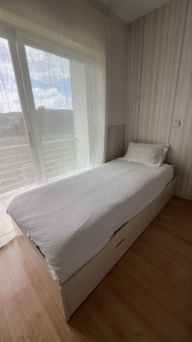 Cama de Solteiro de Madeira Lacada