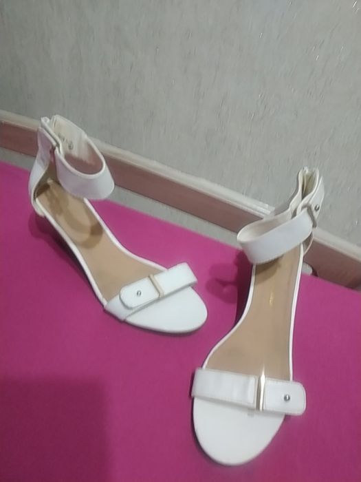 Босоніжки 40 р по ст 26 см