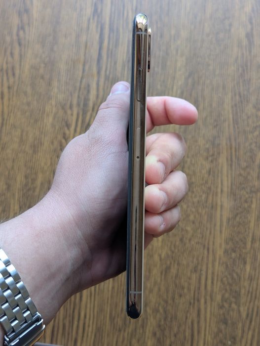 iPhone XS Max 256GB Neverlock у золотистому

кольорі.