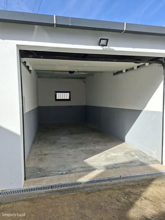 Garagem para retém em Baguim do Monte