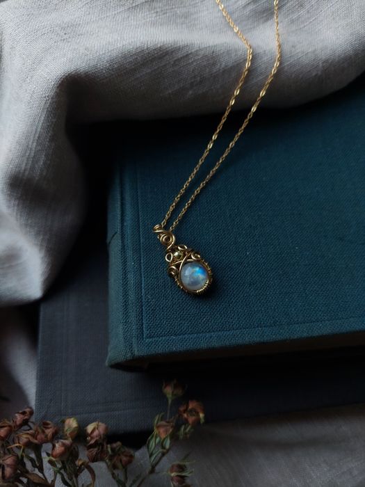 Złoty naszyjnik fantazyjny z kamieniem księżycowym, wisiorek wire wrapping, prezent