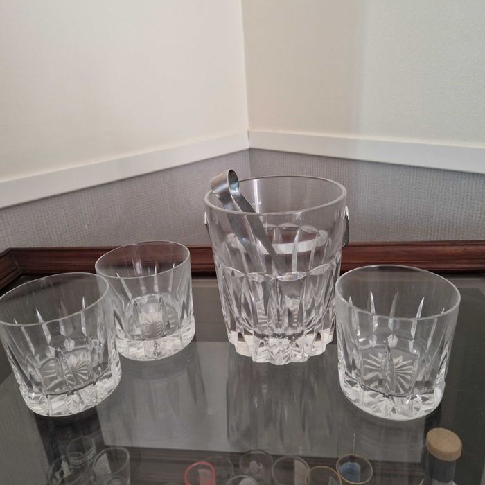 Móvel bar com rodízios com Oferta