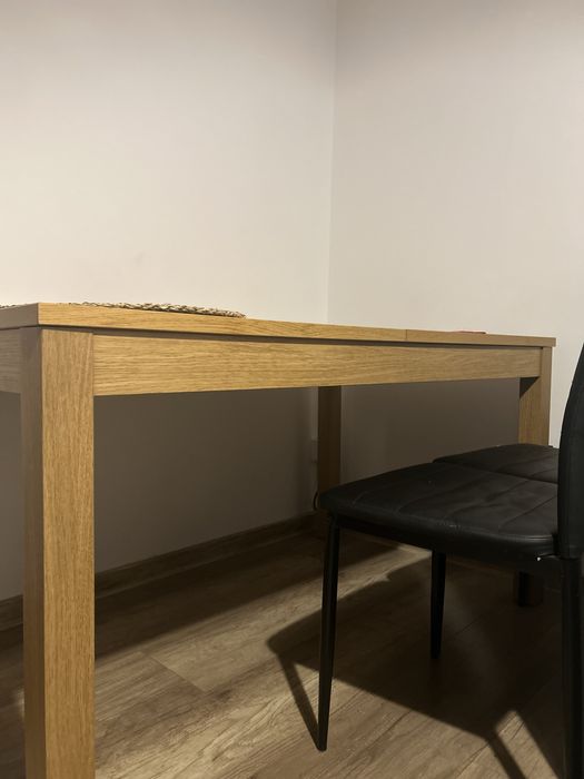 Stół z krzesłami na sprzedaż