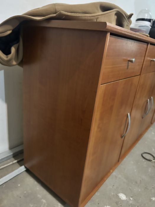 Movel em madeira com portas e gavetas