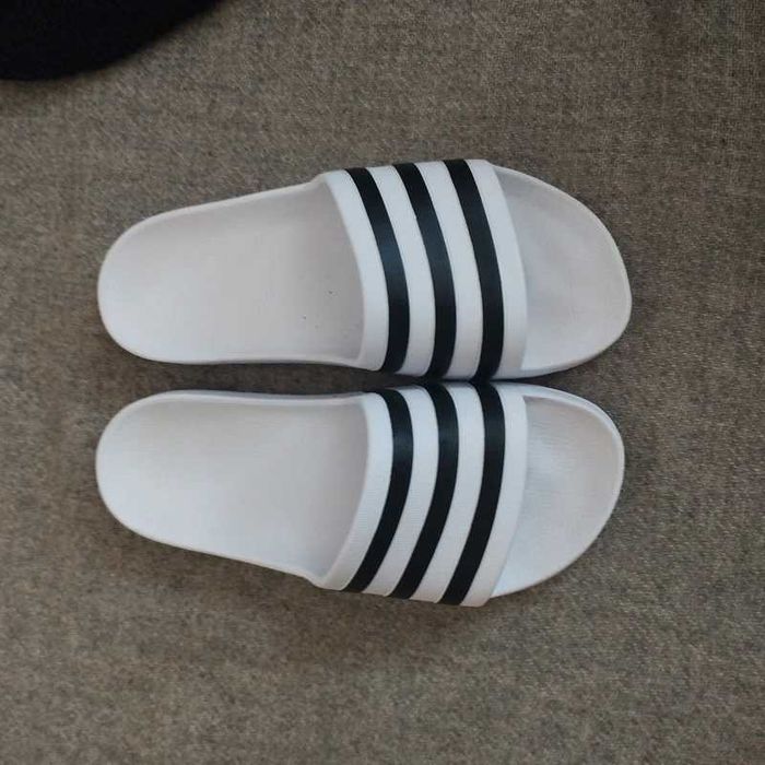 Białe klapki Adidas basenowe na plaże pod prysznic piankowe gumowe