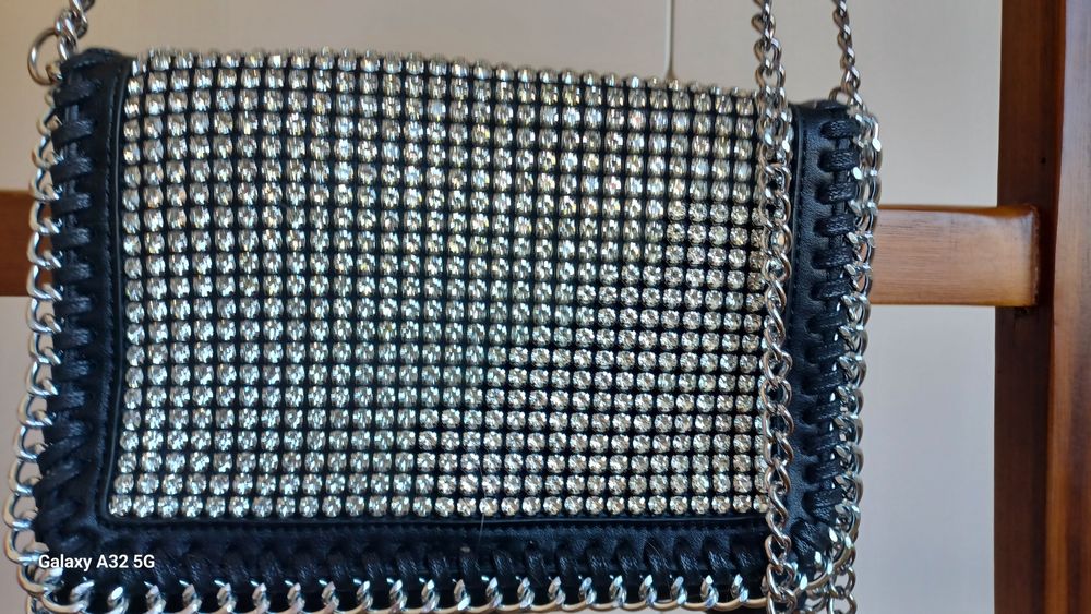 Bolsa em preto com pedras